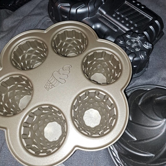 NWT-Birthday Party Baking Fun! Ice Cream Cakelettes-TRACTOR Pan-Bears Goodies - Picture 3 of 8